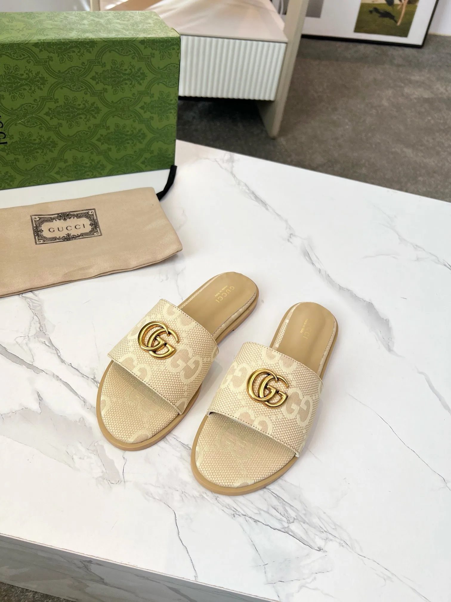 👟👟Ex-factory price 380👟👟 GUCCl 2025 spring and summer new style casual interlocking double G sandals for women. This piece is from the Gucci Lido collection, and its design is inspired by the summer style and beach clubs of the Italian coast. Archive designs from the 1970s infuse the brand with glory. Get inspired by this iconic era. The "Gucci March of Love" series continues to explore the aesthetic connotation of the brand's archived logos in a new way, while at the same time embracing the classic elegance and charm. Code Number: 35-43#